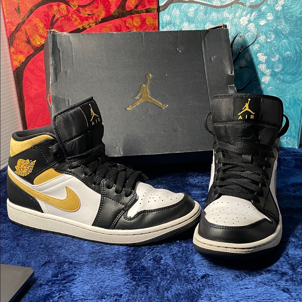 Nike Jordan 1 mid Black and Gold Sneakers, size 9. ( pre-owned). In great shape,